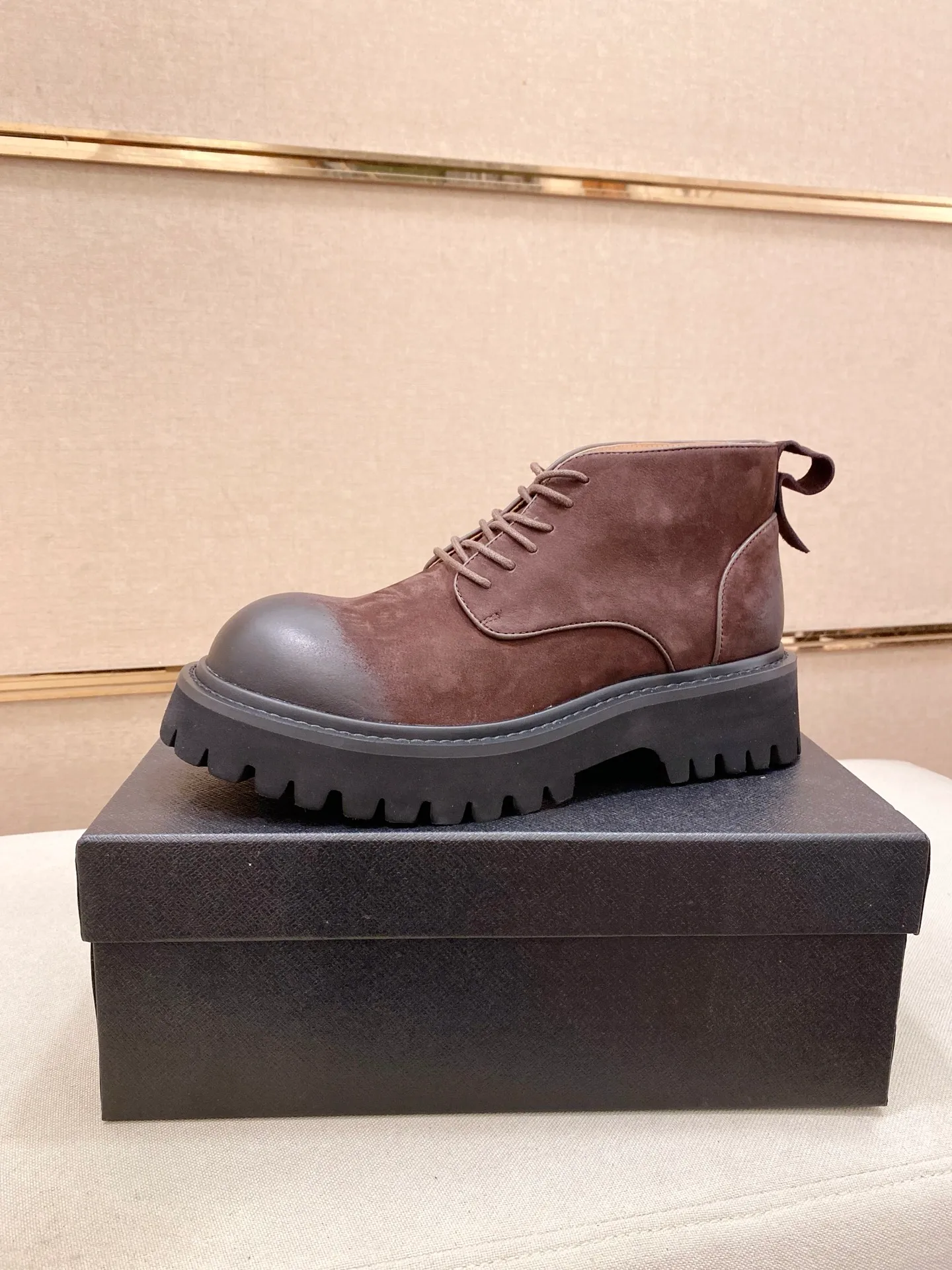 Factory price 580💰 The new PRADA (Prada) counters are launched simultaneously, new men's shoes, 😘fabrics are selected from cowhide. Lining: Full sheepskin lining. 👍🏿 High-end ☄️ air-cushion molded anti-slip rubber outsole, exquisite lines, simple and elegant, comfortable and high-end for leisure travel. Number of yards: 38 to 44. Can be ordered for 45 non-refundable